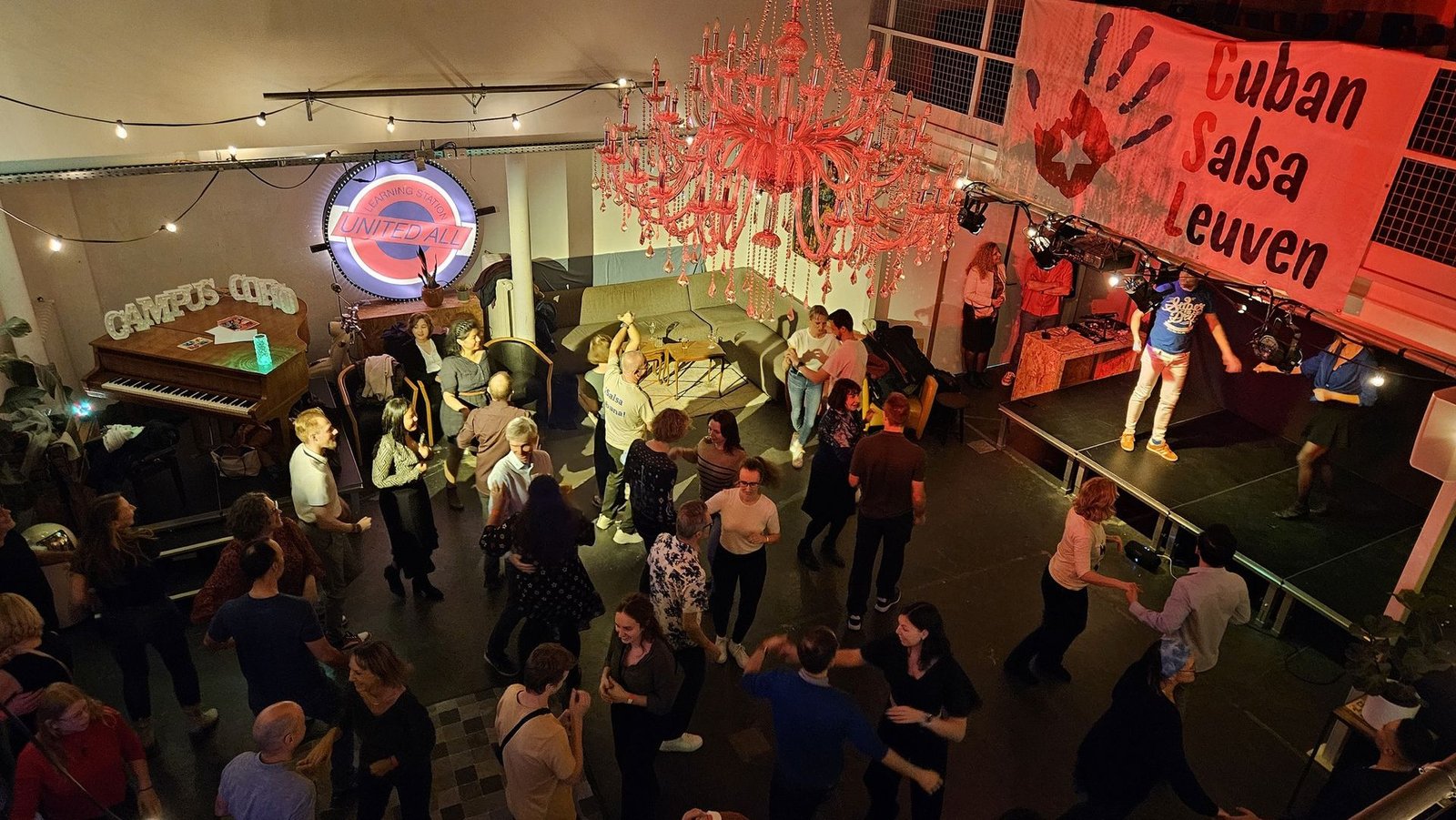 Paare tanzen Cuban Salsa auf einer Social in Leuven