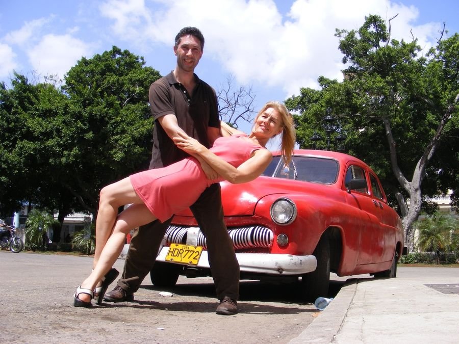 Paar tanzt Salsa vor einem Oldtimer in Havanna