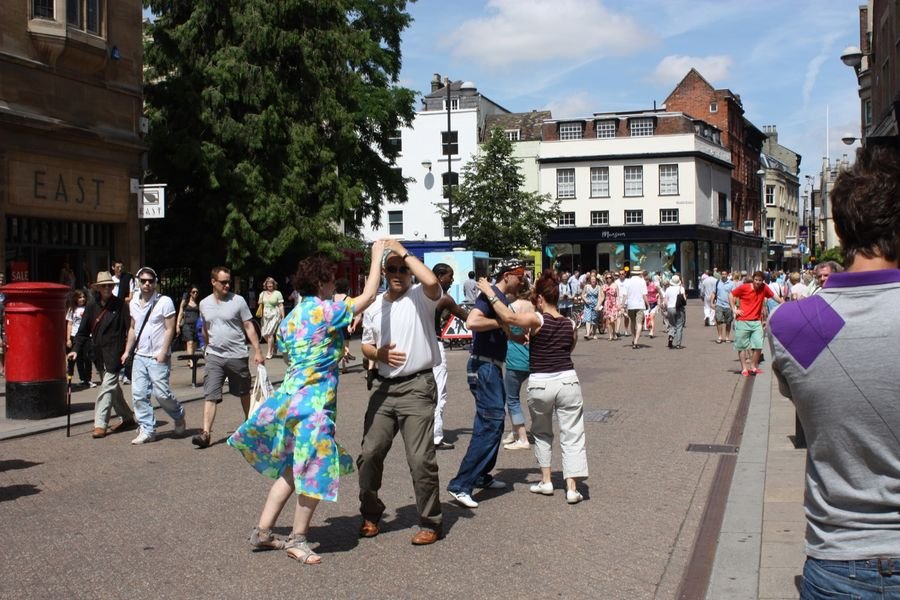 Paare tanzen Latin Social auf einer Straße